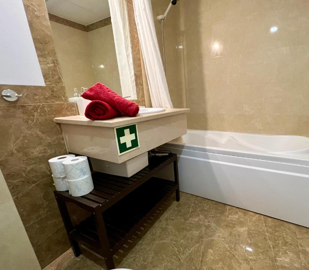 Beach & Sea Apt, Fast Wifi, Airco, Private Parking And Pool Портиман Екстериор снимка
